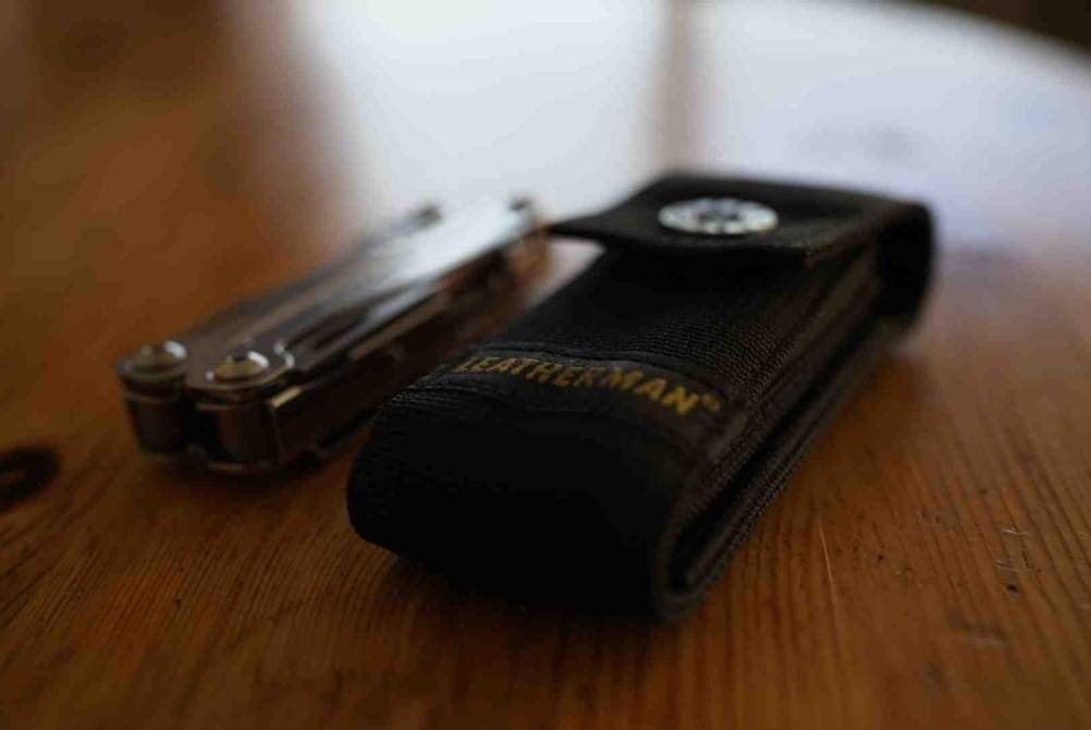 Leatherman getestet: Nahansicht des schwarzen Aufbewahrungsetuis, auf dem der Markenname eingestickt ist.