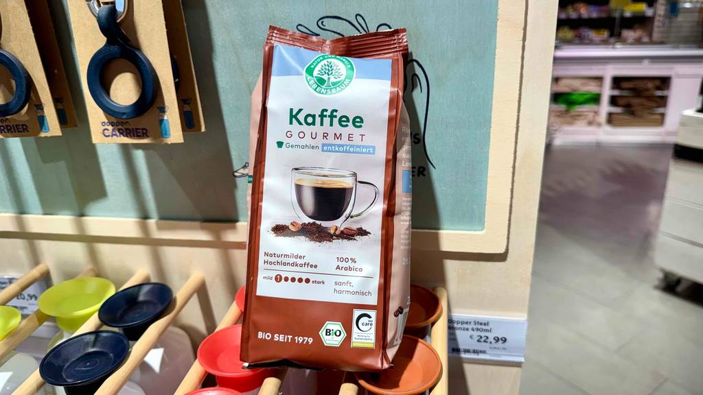 Lebensbaum-Kaffee-Test: Auf der Vorderseite der Packung stehen Informationen zur Stärke.