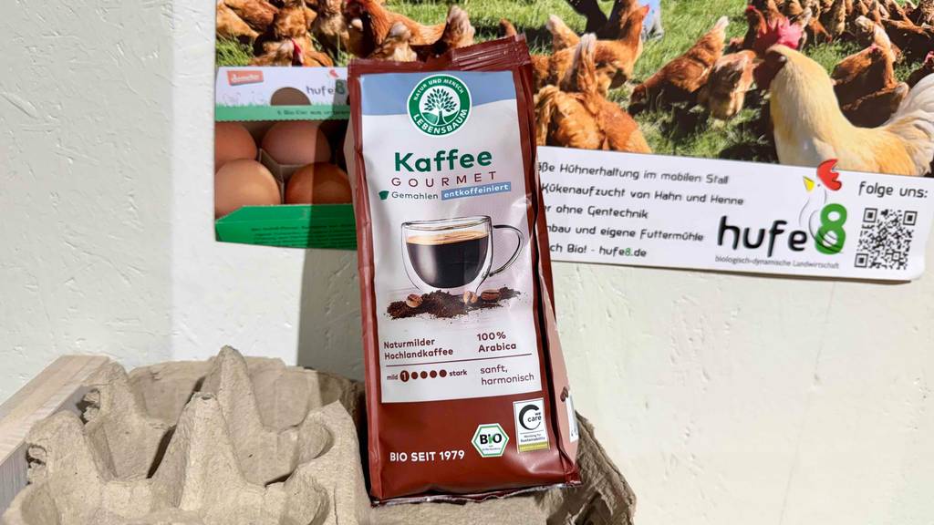 Eine Packung Lebensbaum-Kaffee steht zum Testen auf einem Eierkarton.