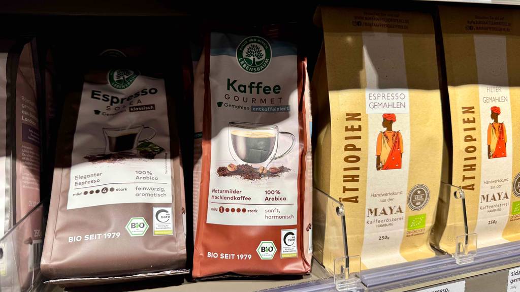 Lebensbaum-Kaffee im Test: Mehrere Packungen unterschiedlicher Sorten stehen in einem Regal.