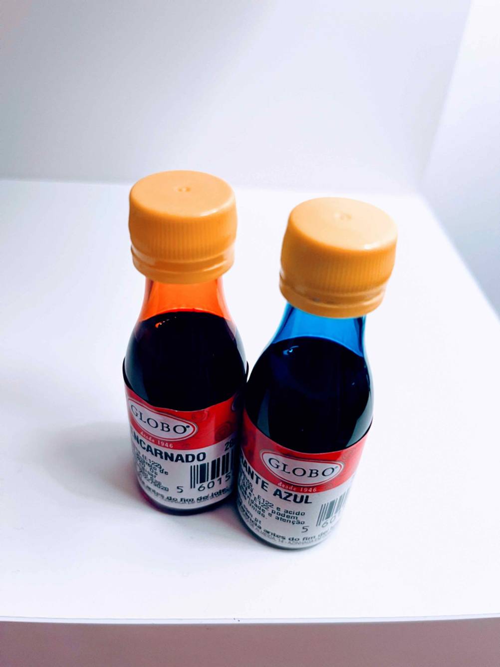 Rote und blaue Lebensmittelfarbe im Test.