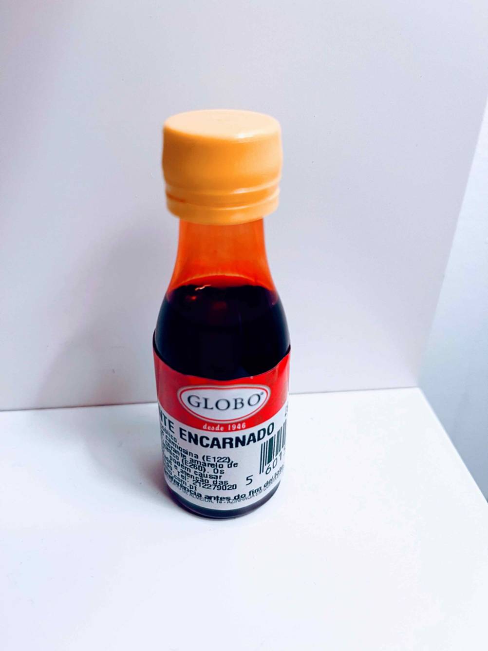 Orange Lebensmittelfarbe im Test befindet sich in einem Regal.