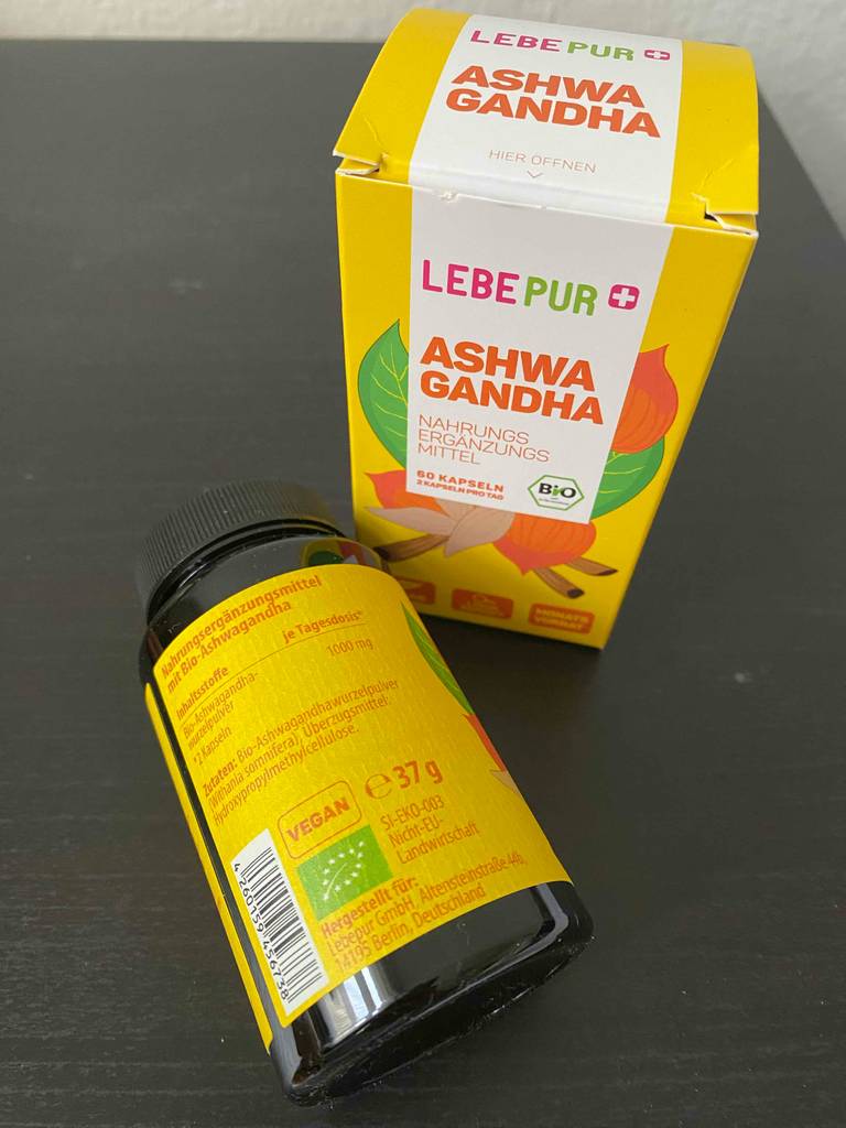 Auf der Rückseite eines Glases getestete Bio-Ashwagandha-Kapseln stehen Informationen zu den Inhaltsstoffen.