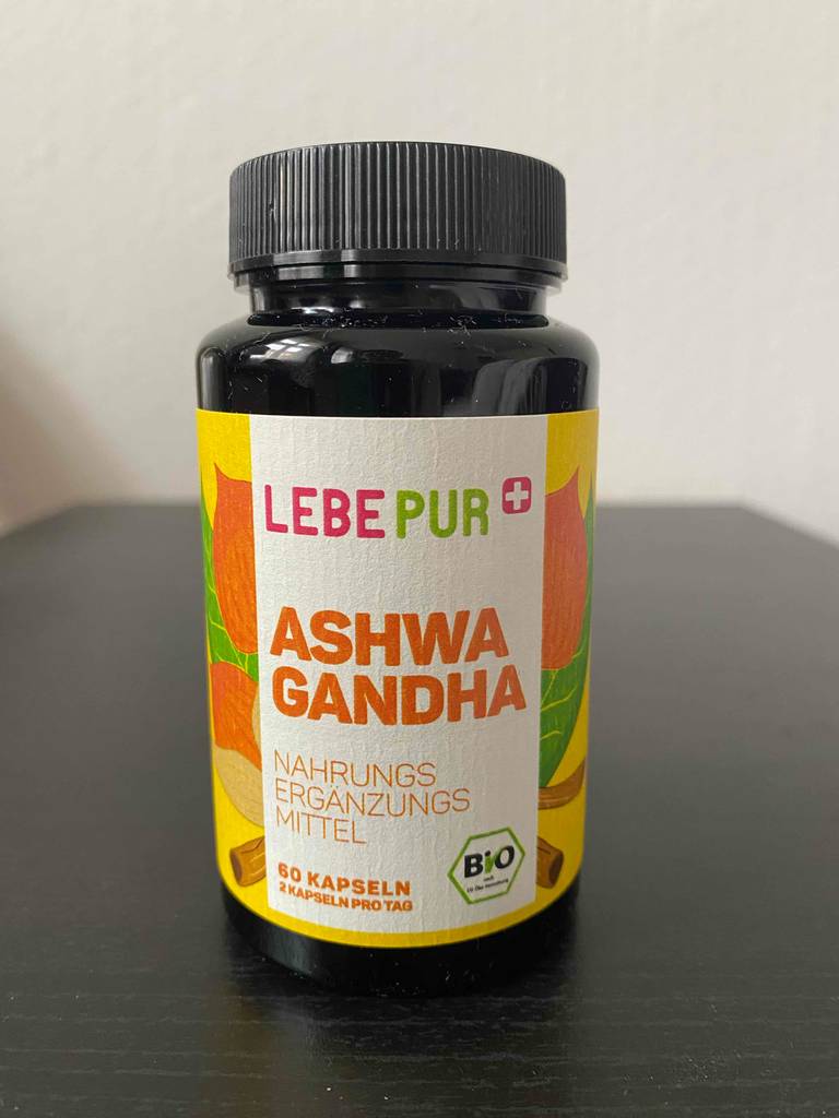 Nahansicht einer Flasche Bio-Ashwagandha-Kapseln im Test.