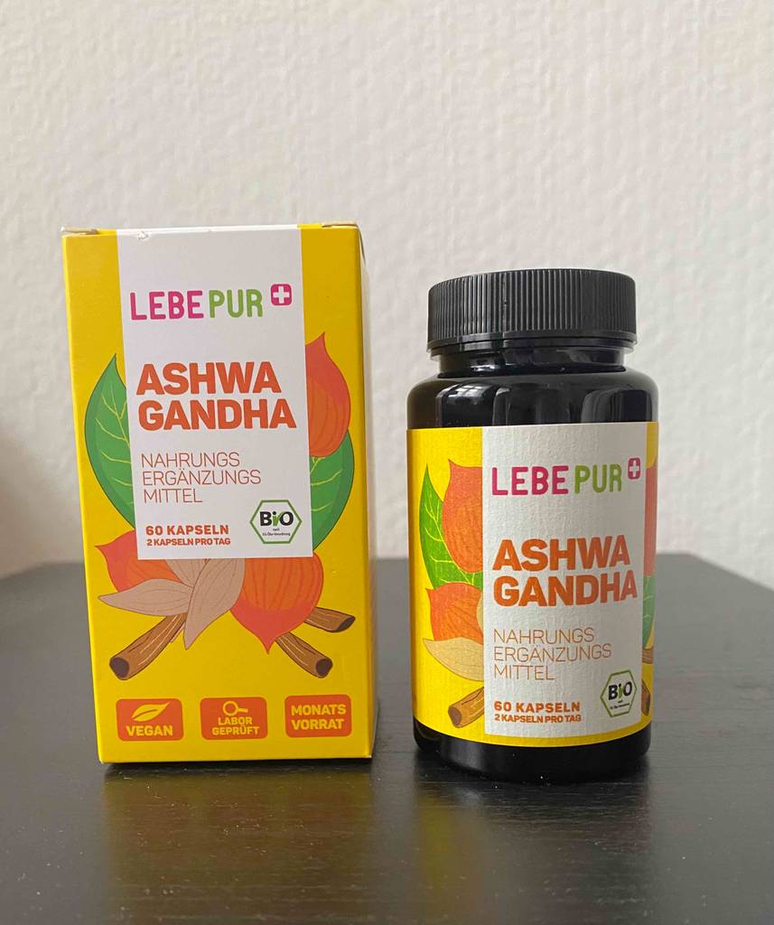 Ein Glas Bio-Ashwagandha-Kapseln steht zum testen neben der Verpackung.