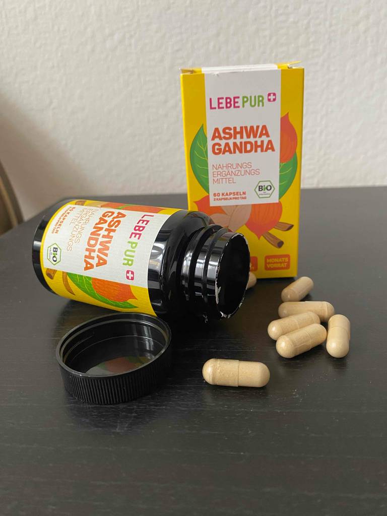 Bio-Ashwagandha-Kapseln im Test: ein paar Kapseln liegen vor einem offenen Glas und der Verpackung.