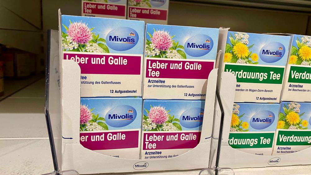 Getestet: Mehrere Packungen des Lebertees neben und übereinander in einem Regal.