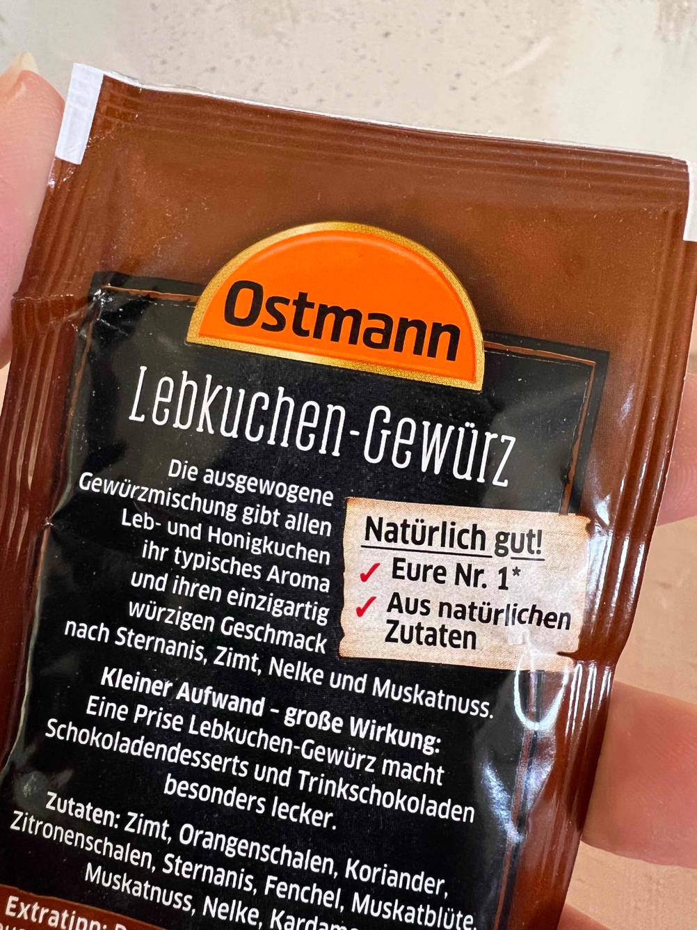 Lebkuchengewürz getestet: Nahaufnahme der Rückseite mit Logo und Informationen.