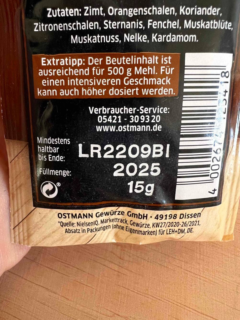 Nahaufnahme der Rückseite einer Packung Lebkuchengewürz mit Grammangaben.