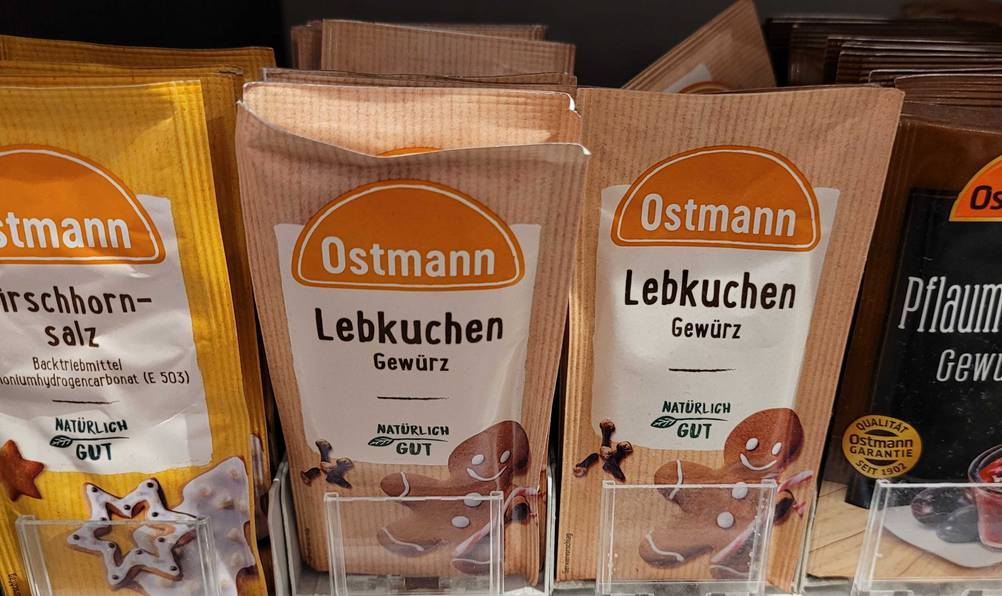 Mehrere Packungen des getesteten Lebkuchengewürzes in einem Verkaufsregal neben anderen Produkten.