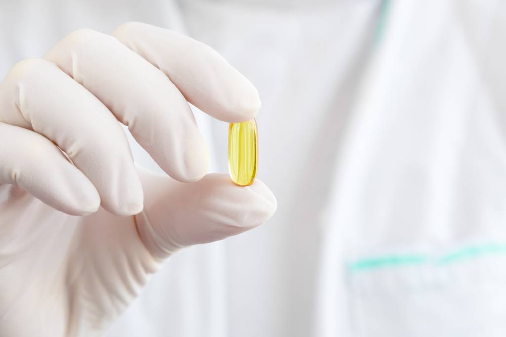 Lecithin-Kapseln-Test: Eine Person hält eine Lecithin-Kapsel in der Hand. 