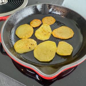 Angebratene Kartoffelscheiben in der Le Creuset 20182200600422