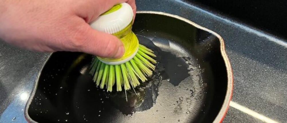 Reinigung der Le Creuset 20182200600422 mit einer Bürste