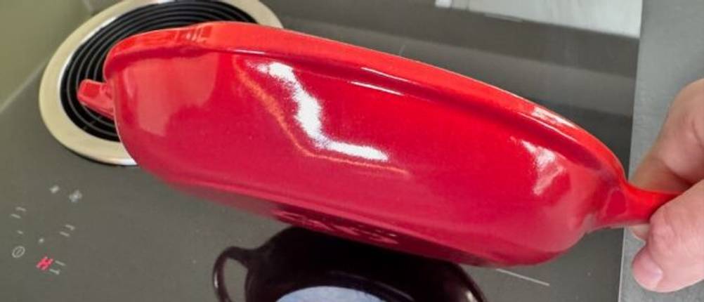 Seitenansicht der roten Le Creuset 20182200600422