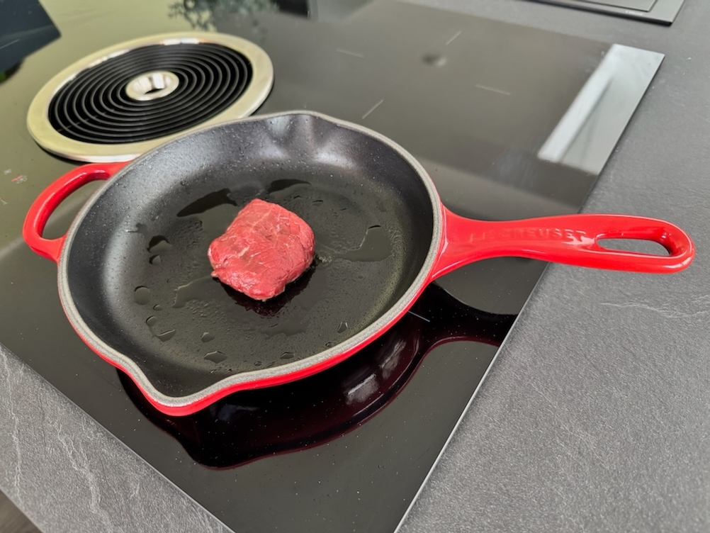 Steak wird in der Le Creuset 20182200600422 gebraten