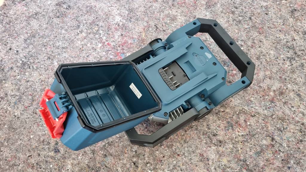 Der Akku des LED-Strahlers GLI 18V-2200 C von Bosch bietet eine achtstündige Laufzeit und kann einfach ausgewechselt werden.