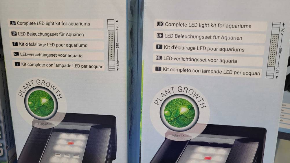 Im Test: Nahaufnahme des Aufdrucks auf der Originalverpackung einer LED-Aquarium-Beleuchtung.