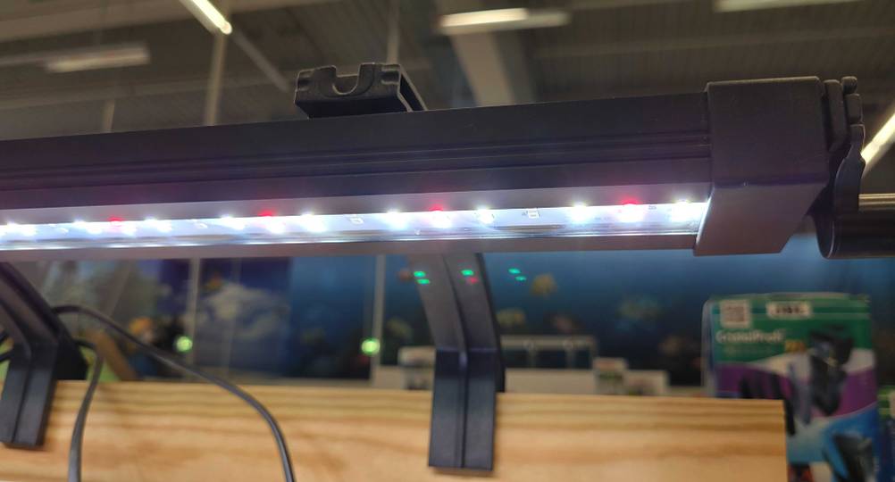 Nahaufnahme der LEDs einer getesteten LED-Aquarium-Beleuchtung mit Befestigung.