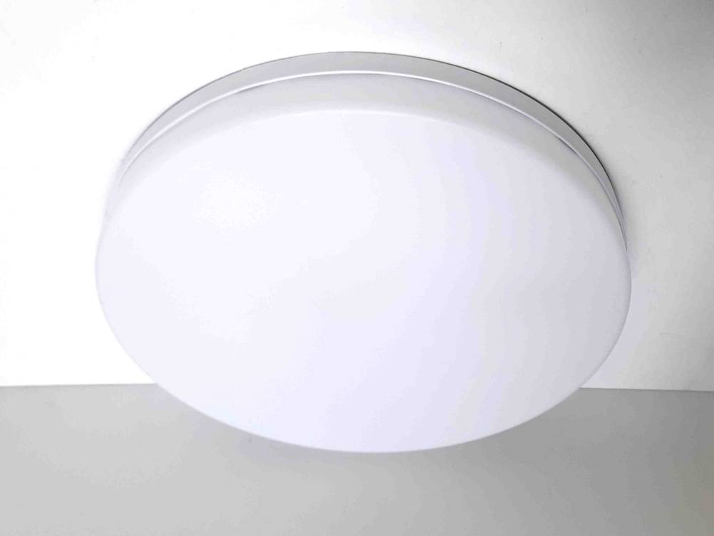 Getestet: Eine LED-Deckenleuchte an einer hellen Decke montiert.