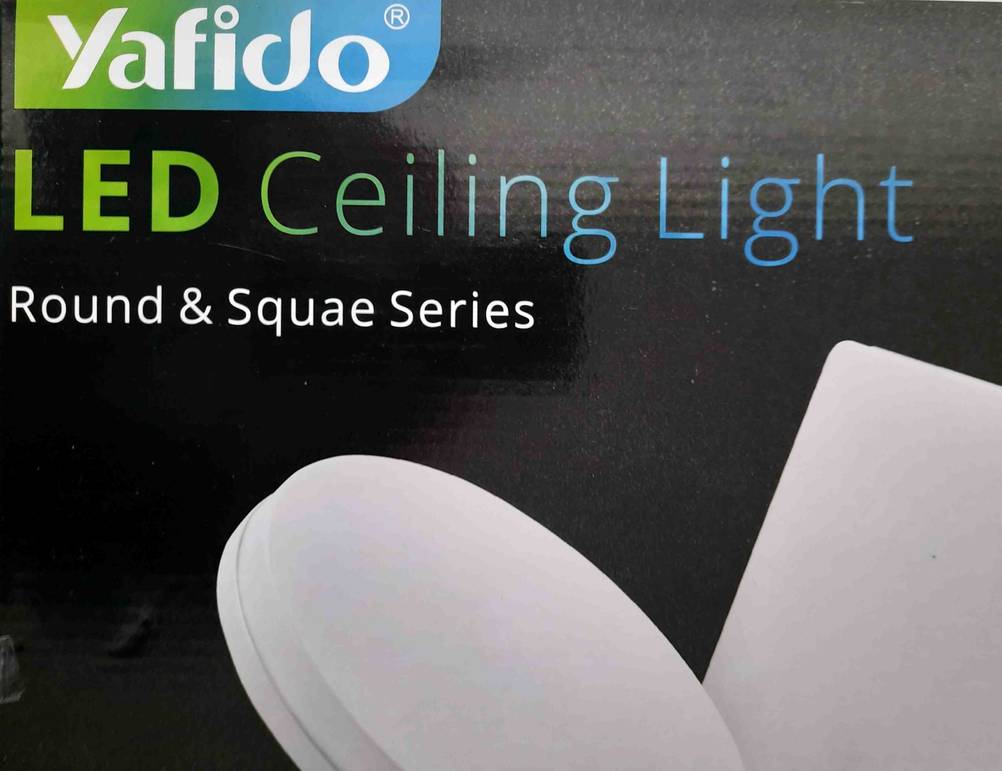 Im Test: Nahaufnahme des Logos auf der Verpackung einer LED-Deckenleuchte.