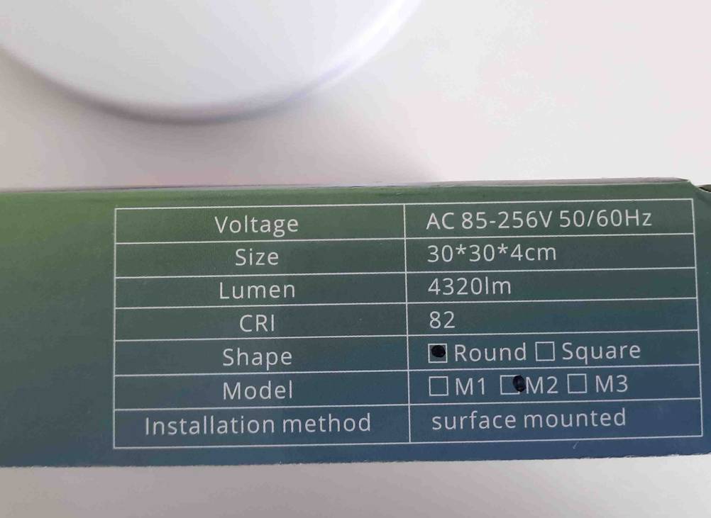 Nahaufnahme einer Infotafel auf einer Verpackung der getesteten LED-Deckenleuchte.
