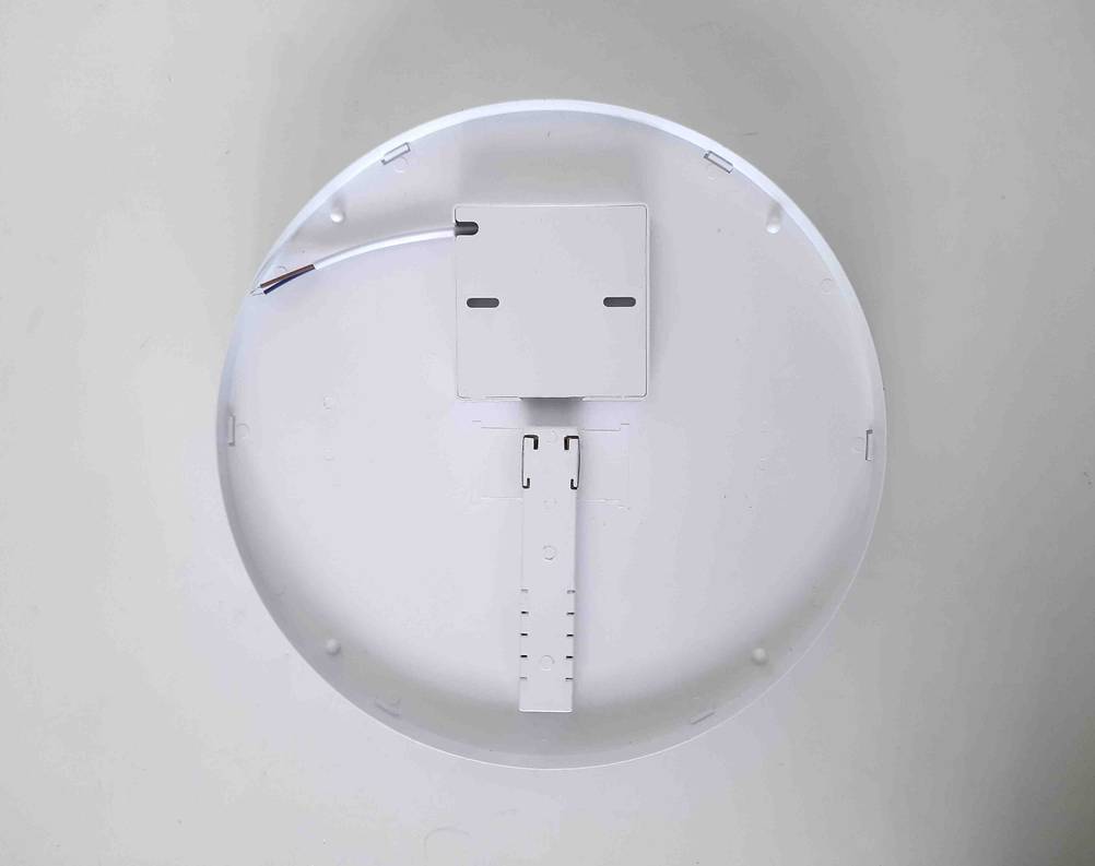 LED-Deckenleuchte getestet: Nahaufnahme der Fassung ohne Glas.
