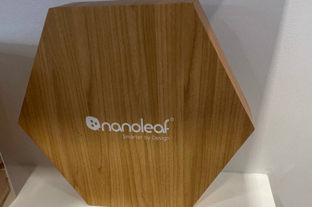 Getesteter LED-Deckenpanel aus Holz befindet sich auf einem weißen Tisch. 
