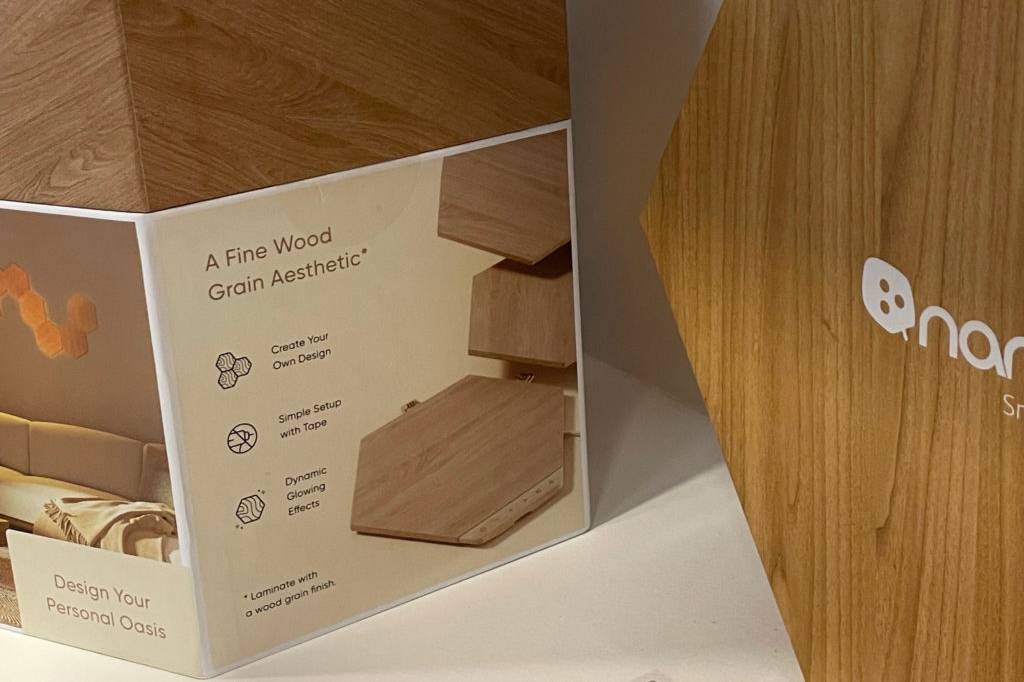 Getesteter LED-Deckenpanel aus Holz befindet sich neben der Verpackung. 