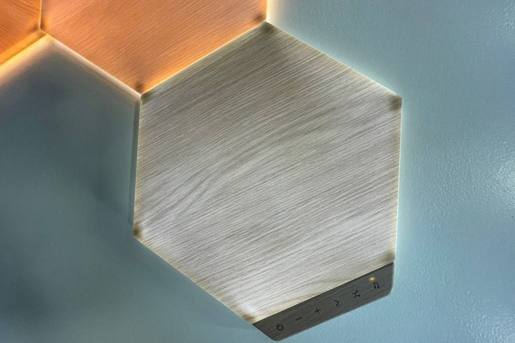 Getesteter LED-Deckenpanel aus Holz an der Wand angebracht. 