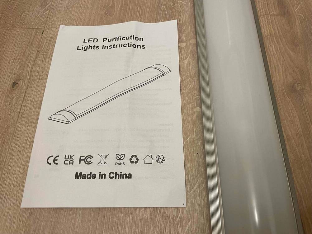 Getestet: Ein LED-Einbaustrahler liegt neben seiner Bedienungsanleitung.