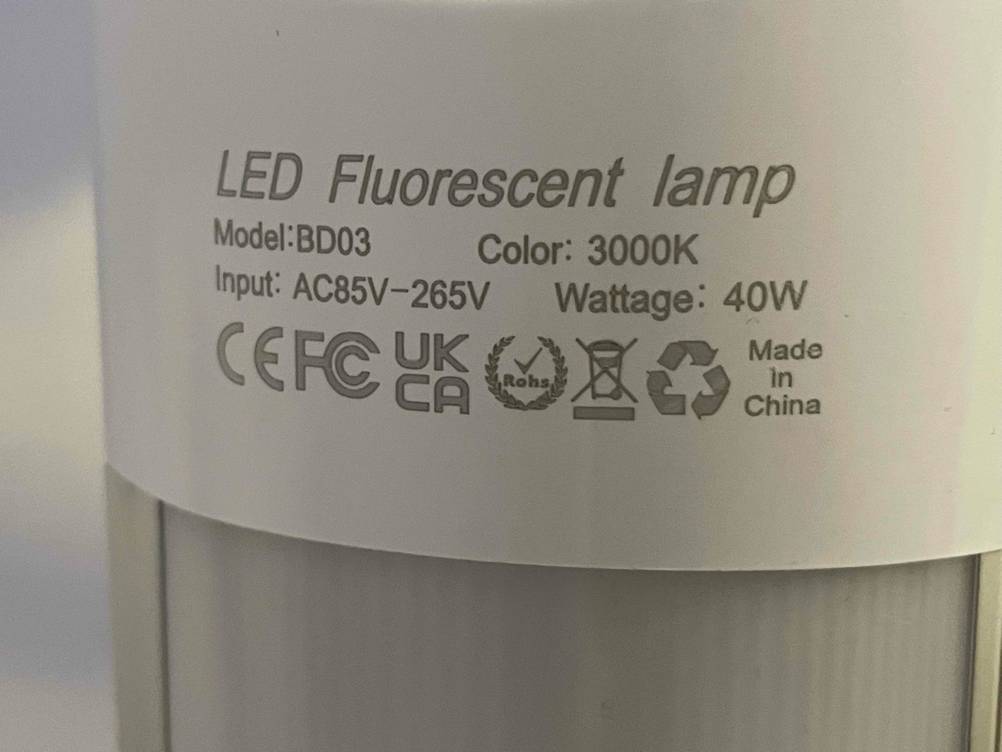 LED-Einbaustrahler getestet: Nahaufnahme der Informationen auf dem Rahmen.