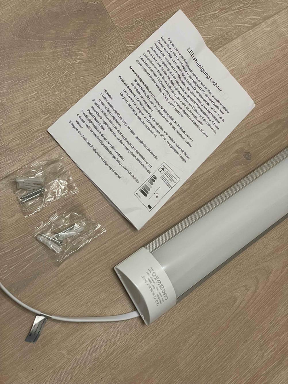 LED-Einbaustrahler im Test: Ein Strahler liegt neben der Bedienungsanleitung ein paar Schrauben.