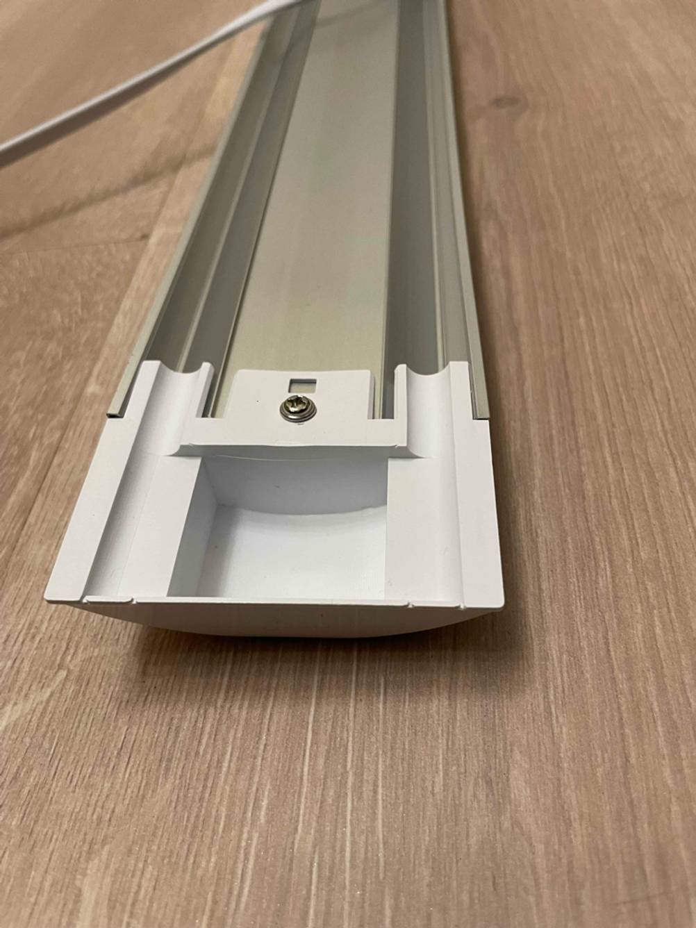 LED-Einbaustrahler getestet: Nahaufnahme der Unterseite mit Schraube.