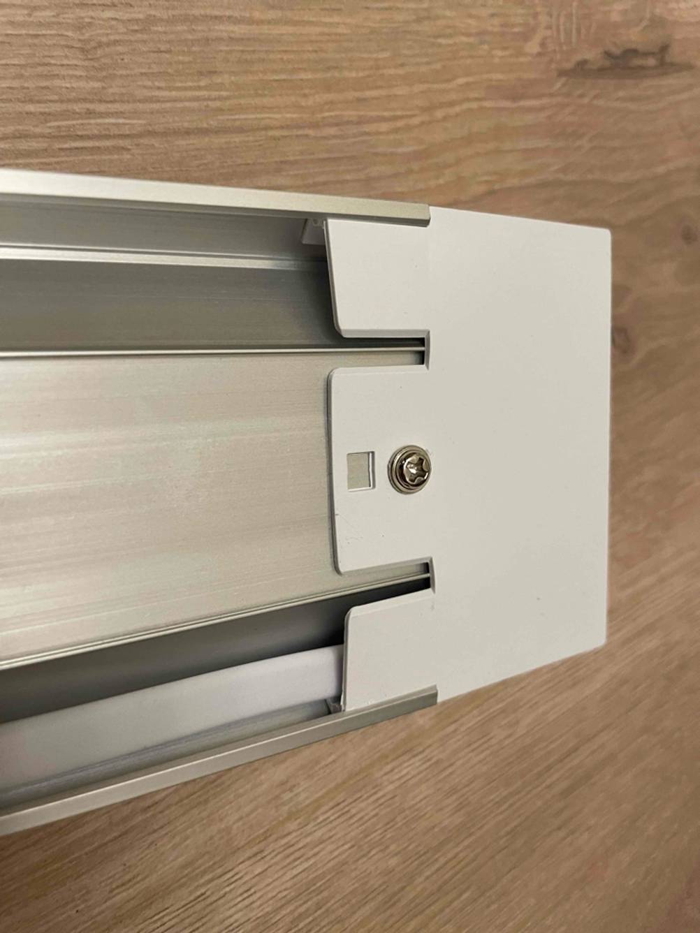 Nahaufnahme der Schiene des LED-Einbaustrahlers im Test.