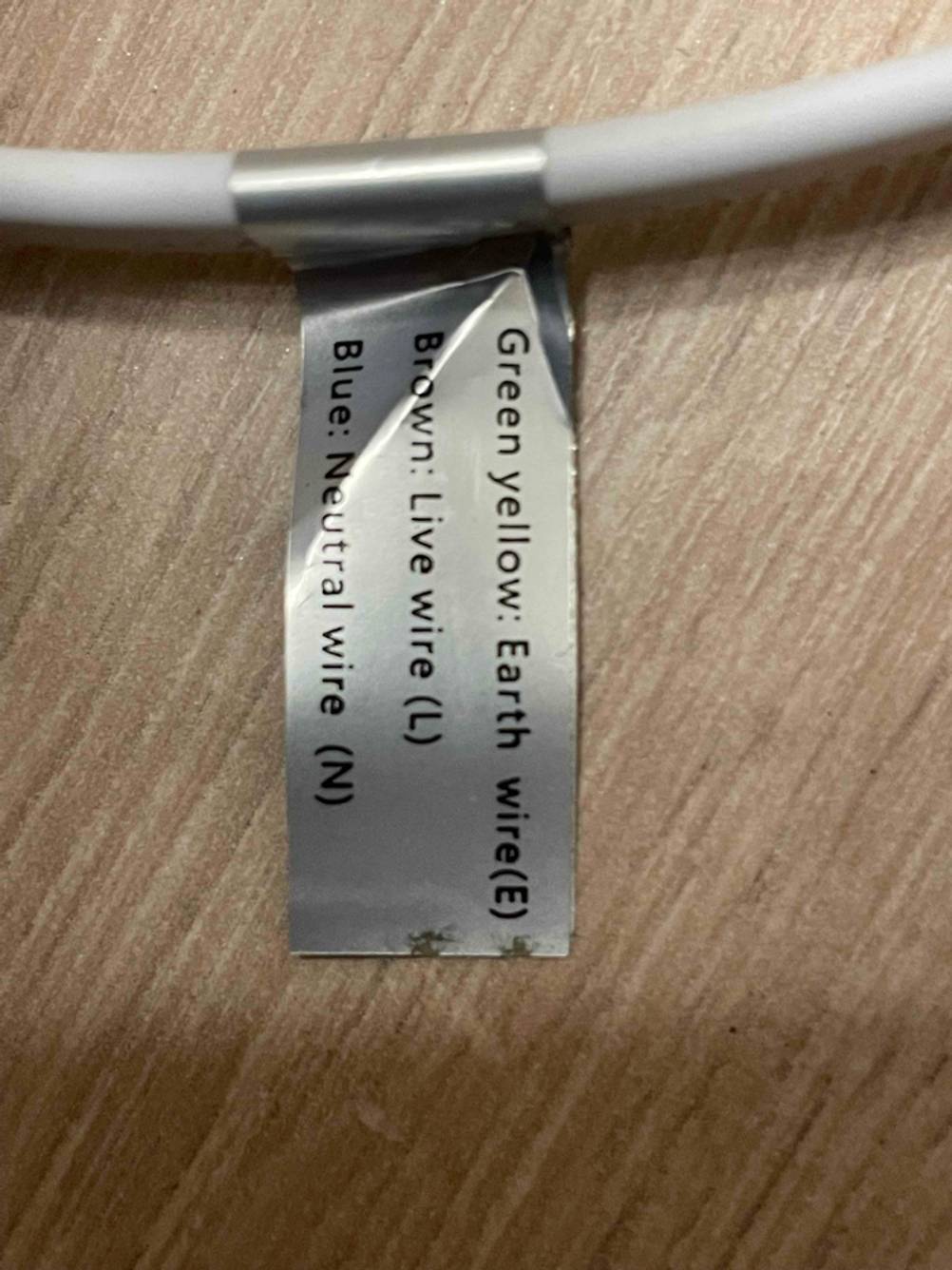 Nahaufnahme des Labels am Kabel eines getesteten LED-Einbaustrahlers.