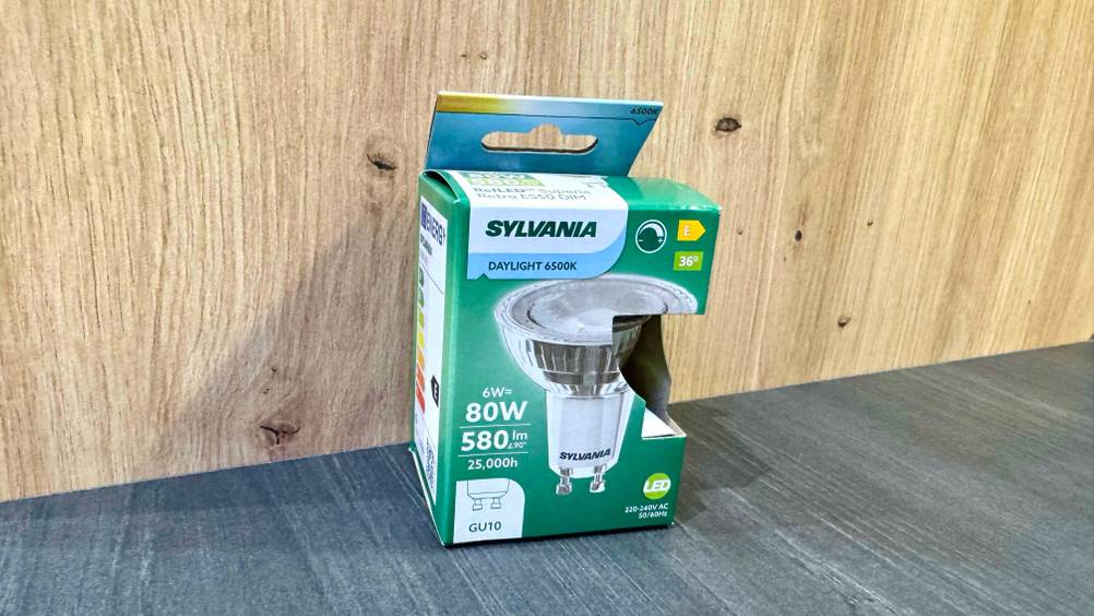 Die getestete LED-GU10 (dimmbar) vor einer Holzwand.