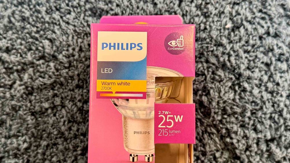 LED-GU10-Warmweiß getestet: Nahaufnahme der Verpackung mit Logo und Artikelbezeichnung.