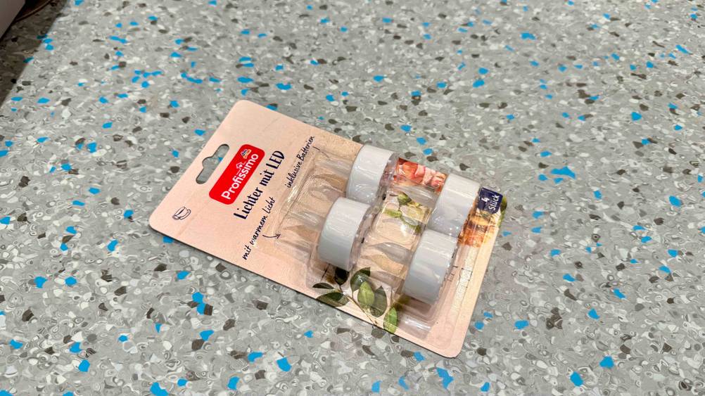 Eine Packung der getesteten LED-Kerzen leicht schräg auf dem Boden liegend.