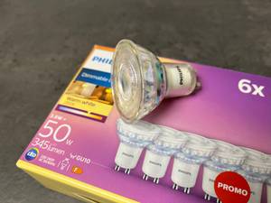 Eine LED Lampe GU10 von Philips mit Originalverpackung