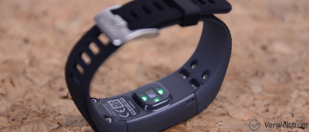Fitness-Armband-Test: optischer Sensor an einem Fitness-Armband in der Innenseite