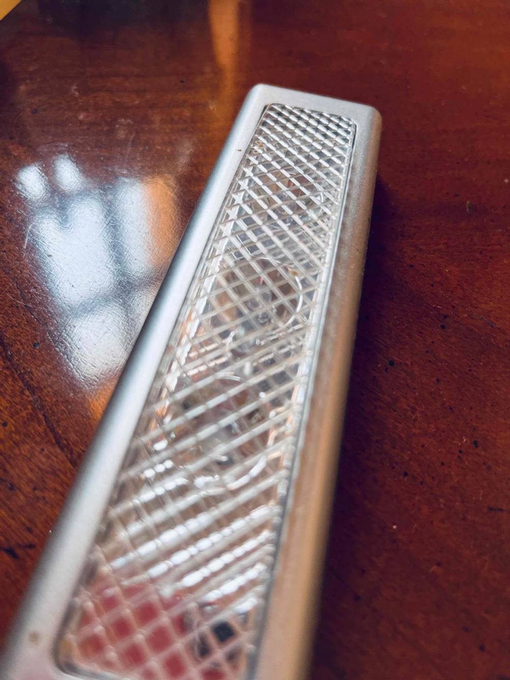 Nahufnahme der LEDs einer getesteten LED-Lightbar unter dem Schutzgitter.