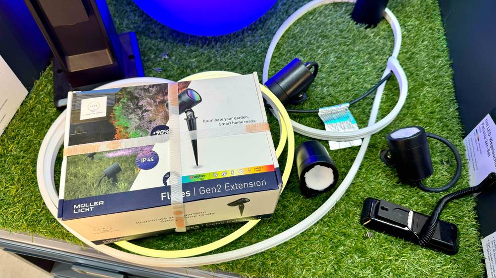LED-Spot dimmbar getestet: Die Originalverpackung und mehrere einzelen Spots liegen verteilt auf einem Kunstrasen.