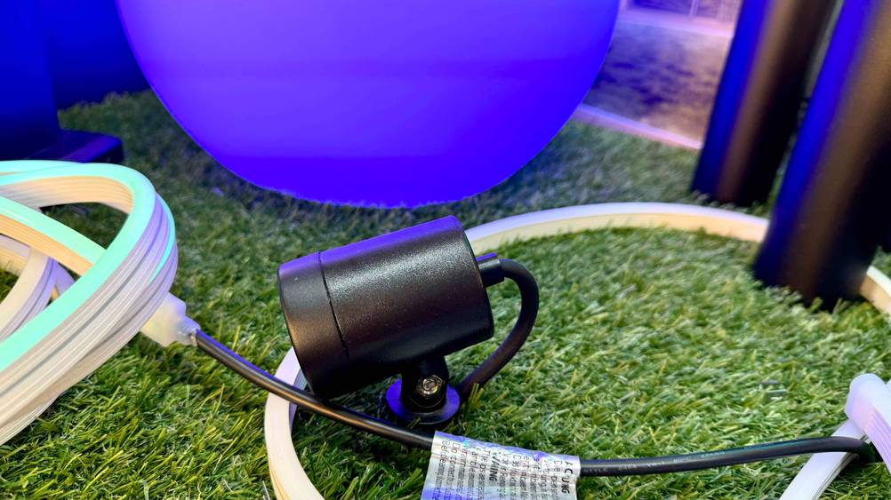 Ein getesteter LED-Spot dimmbar von der Seite auf einem Kunstrasen.