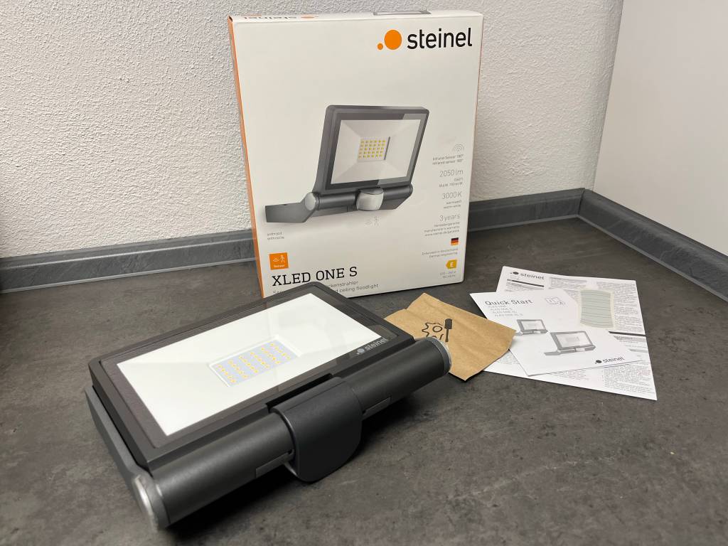 Das Modell XLED ONE S von Steinel verfügt über einen praktischen Standfuß. Der LED-Strahler lässt sich für das platzsparende Verstauen einfach zusammenklappen.
