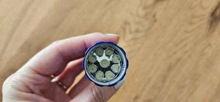 Im Test: Nahaufnahme der einzelnen Ioden einer LED-Taschenlampe die von einer Hand gehalten wird.