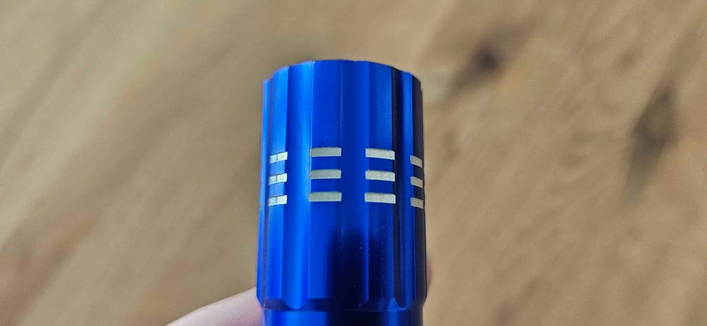 Kopf einer getesteten LED-Taschenlampe in Detailaufnahme.