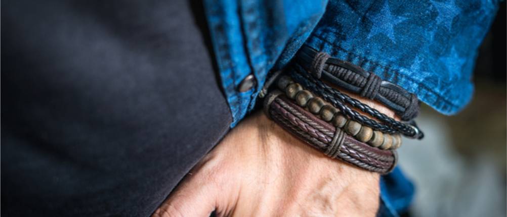 Lederarmband-Test: Männerhand mit verschiedenen Lederarmbändern.