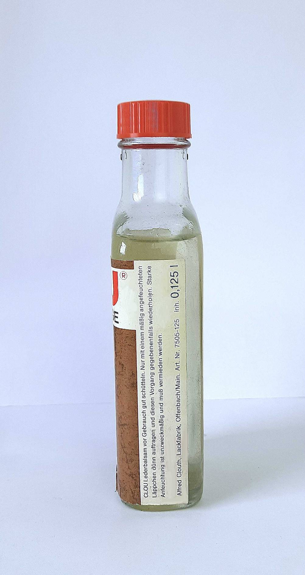 Eine Flasche des getesteten Lederbalsams von der Seite.