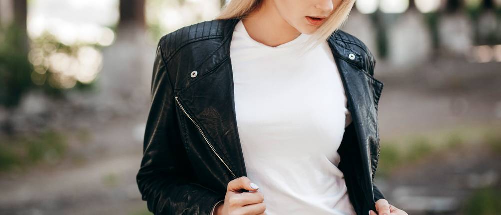 Lederjacke für Damen im Test: Frau mit weißem T-Shirt und schwarzer Lederjacke.