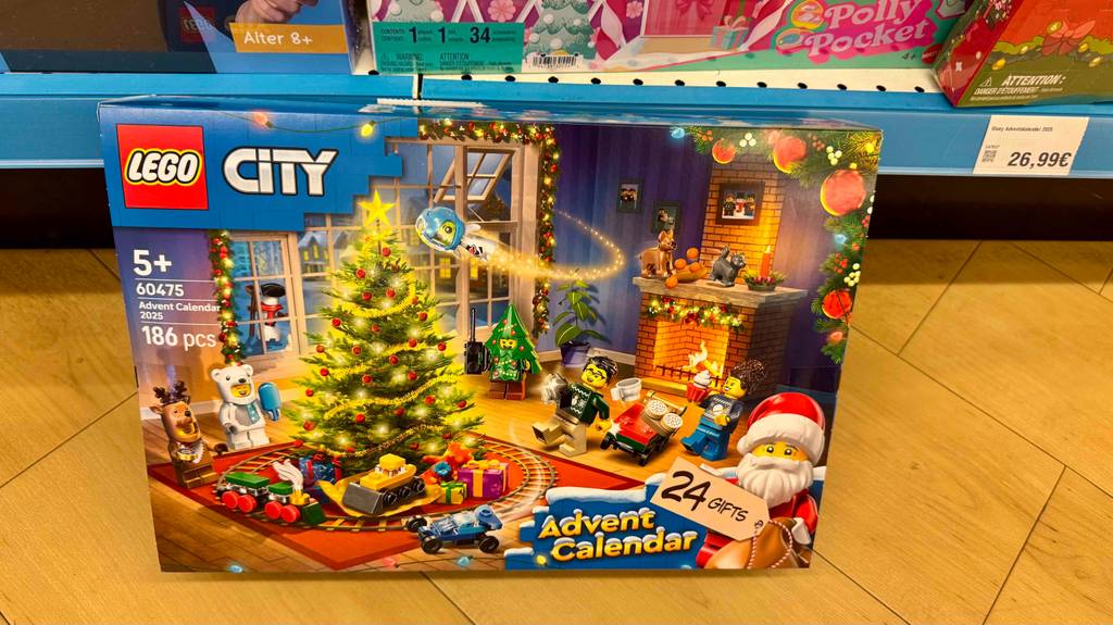 Die Verpackung eines getesteten Lego Adventskalenders steht auf einem Holzboden.
